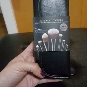 Eye travel brush set